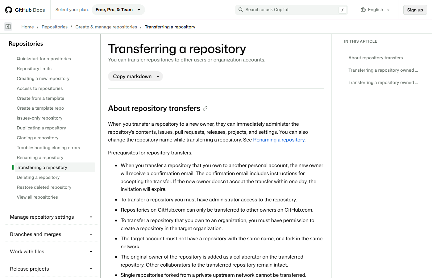 Trang GitHub Docs Transferring a repository, mục About repository transfers liệt kê điều kiện chuyển kho mã nguồn: người chuyển phải có quyền quản trị, người nhận có toàn quyền quản trị sau khi chuyển